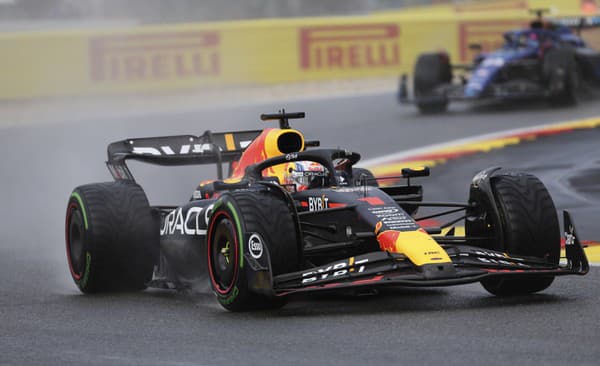 Holandský jazdec Max Verstappen z tímu Red Bull  počas kvalifikácie na Veľkú cenu Belgicka monopostov F1 na okruhu Spa-Francorchamps.