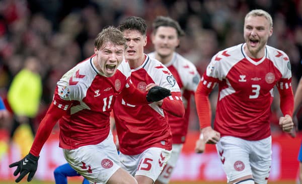 Dánsky futbalista Rasmus Höjlund (vľavo) sa teší so spoluhráčmi po strelení gólu.