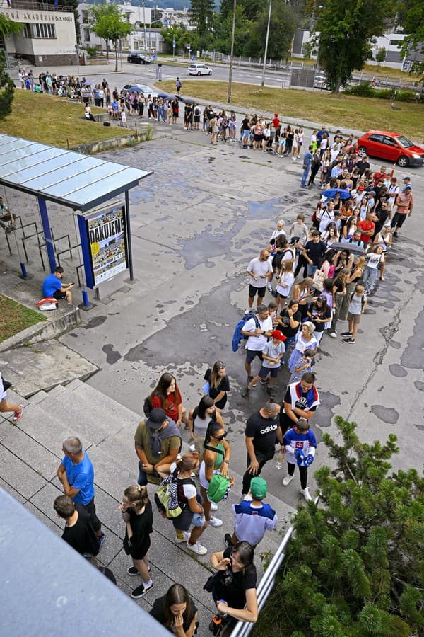 Na podpisy sa čakalo aj 6 hodín.