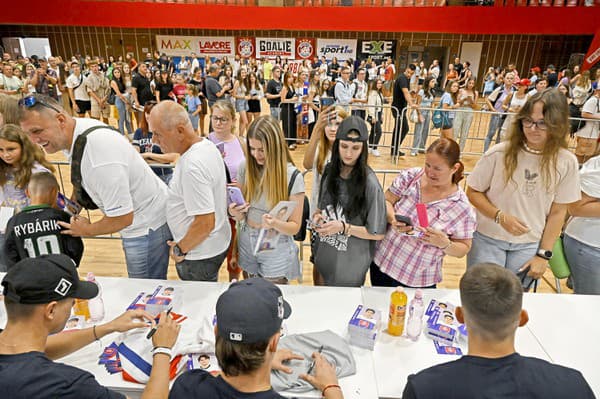 Fanúšikovia mali o podpisy draftovaných hráčov veľký záujem.