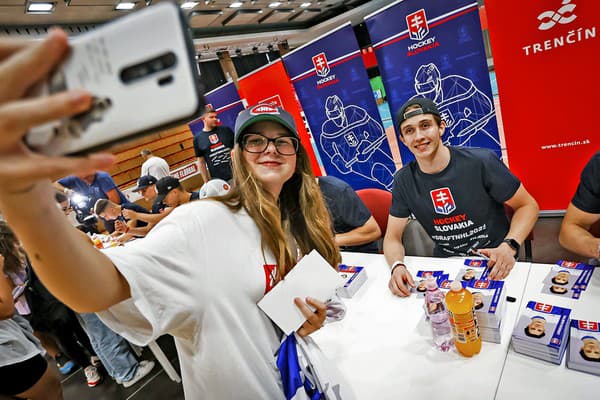 Fanúšikovia mali o podpisy draftovaných hráčov veľký záujem.