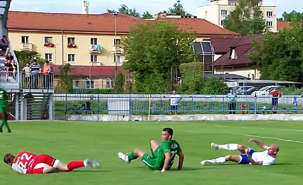 Tvrdý zákrok na gólmana Spišiakov ostal nepotrestaný.