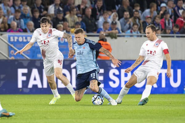 Na snímke uprostred Juraj Kucka (Slovan), vľavo Zvonimir Kožulj a vpravo Nemanja Bilbija (obaja Zrinjski) bojujú o loptu.