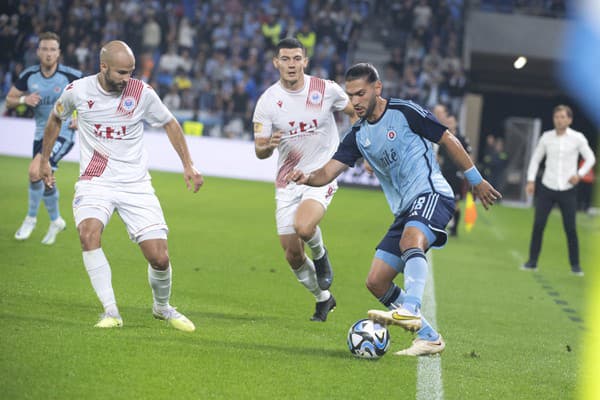 Na snímke sprava Kyriakos Savvidis (ŠK Slovan), Josip Čorluka a Dario Čanadjija (obaja Zrinjski) bojujú o loptu.