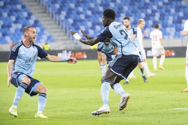 Na snímke sprava Sharani Zuberu a Lukáš Pauschek (obaja ŠK Slovan) sa tešia po strelení gólu na 2:0.