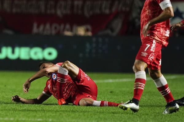 Futbalista Luciano Sanchez z tímu Argentinos Juniors utrpel vážnu zlomeninu ľavej nohy. 