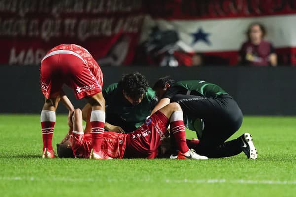 Futbalista Luciano Sanchez z tímu Argentinos Juniors utrpel vážnu zlomeninu ľavej nohy. 