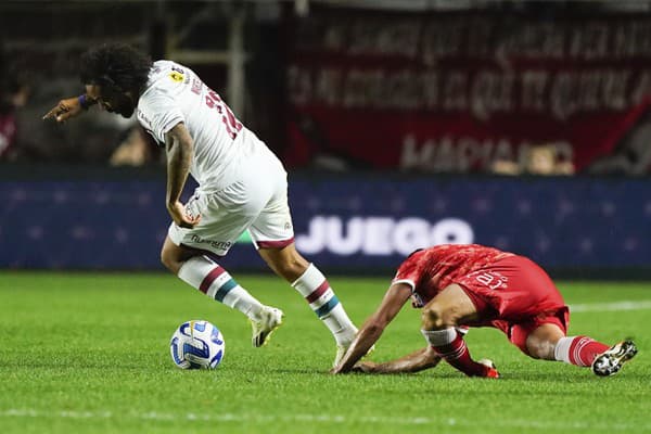 Futbalista Luciano Sanchez z tímu Argentinos Juniors utrpel vážnu zlomeninu ľavej nohy. 