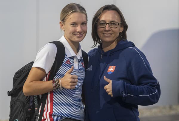 Na snímke vľavo slovenská juniorská reprezentantka v atletike Viktória Forsterová a vpravo trénerka Katarína Adlerová .
