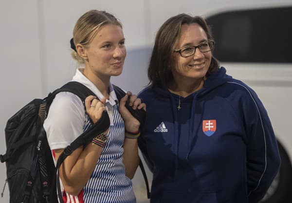 Na snímke vľavo slovenská juniorská reprezentantka v atletike Viktória Forsterová a vpravo trénerka Katarína Adlerová .