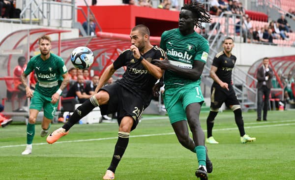 Na snímke vľavo hráč Trnavy Filip Bainovič a hráč Audy Manyumow Achol počas odvetného zápasu 2. predkola Európskej konferenčnej ligy (EKL) medzi FC Spartak Trnava - FK Auda v Trnave vo štvrtok 3. augusta 2023.