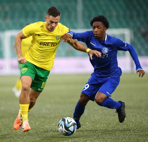 Adrián Kaprálik (Žilina) a Malick Fofana (Gent) bojujú o loptu počas odvetného zápasu 2. predkola Európskej konferenčnej ligy (EKL) medzi MŠK Žilina a KAA Gent v Žiline vo štvrtok 3. augusta 2023.