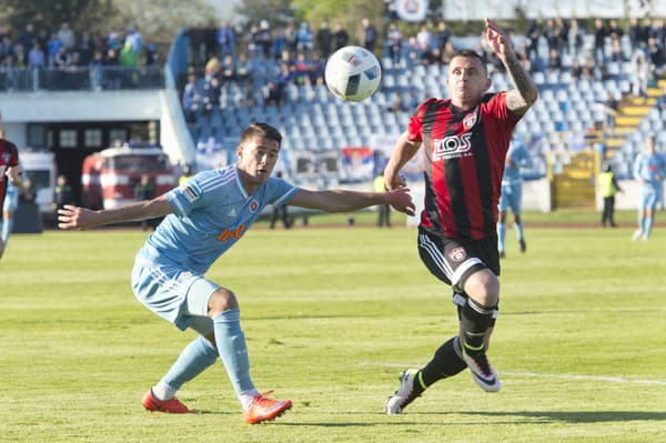 Na snímke vľavo Nermin Crnkič (Slovan).