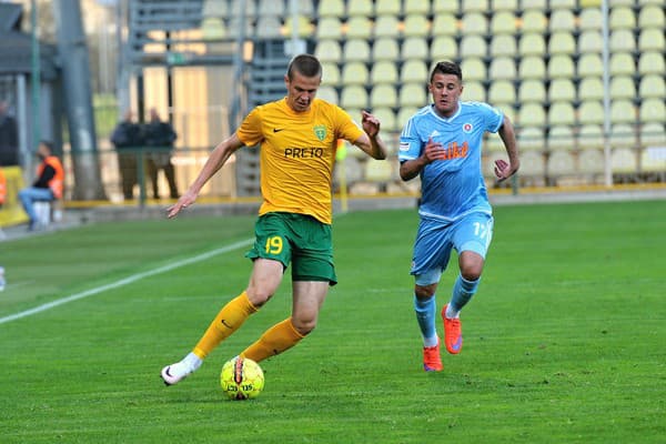 Vľavo Denis Vavro (Žilina) a Nermin Crnkič (Slovan Bratislava).