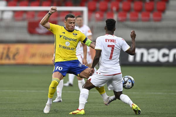 Na snímke zľava Igor Žofčák (Michalovce) a Eynel Soares (AS Trenčín) v zápase 2. kola futbalovej Niké ligy AS Trenčín – MFK Zemplín Michalovce.