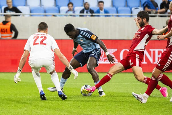 Na snímke zľava brankár Matúš Hruška (Banská Bystrica), Malik Abubakari (Slovan) a Timotej Záhumenský (Banská Bystrica) počas zápasu 2. kola futbalovej Niké ligy ŠK Slovan Bratislava - MFK Dukla Banská Bystrica.