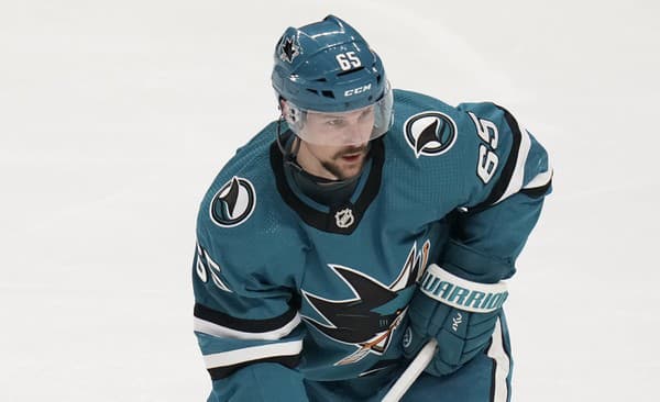 Na archívnej snímke z 14. februára 2023 obranca San Jose Sharks Erik Karlsson počas zápasu zámorskej NHL proti Pittsburghu Penguins v San Jose.