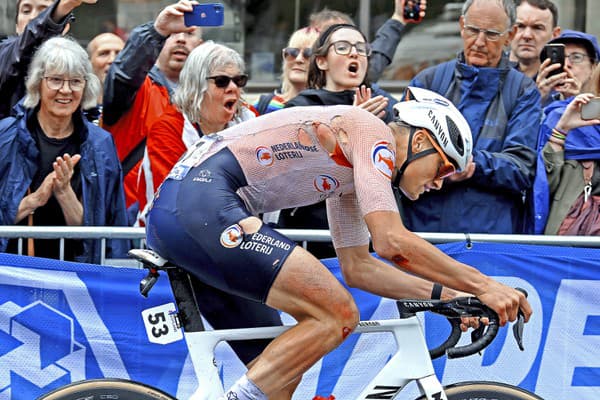 Mathieu van der Poel triumfoval v pretekoch elite s hromadným štartom na MS v Glasgowe.