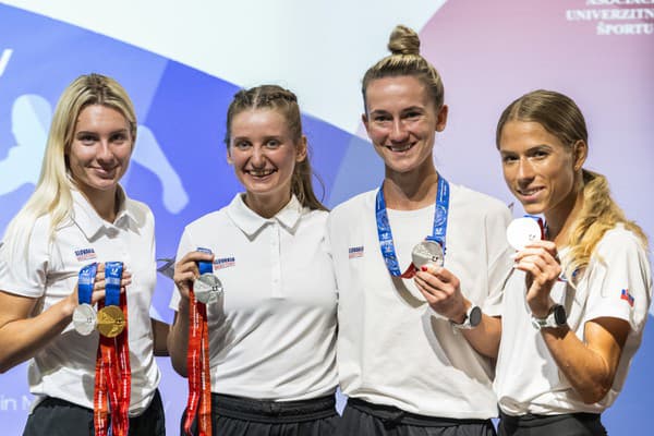 Zľava slovenská atlétka Viktória Forsterová, slovenské chodkyne Ema Hačundová, Hana Burzalová a Alžbeta Ragasová s medailami.