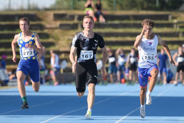 Slovenský šprintér Filip Federič (vpravo) sa prebojoval už do druhého finále na juniorských ME v Jeruzaleme. 