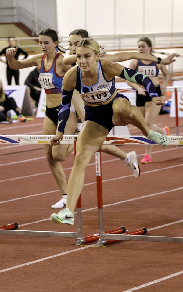 Slovenská prekážkarka Rebecca Slezáková (v strede).