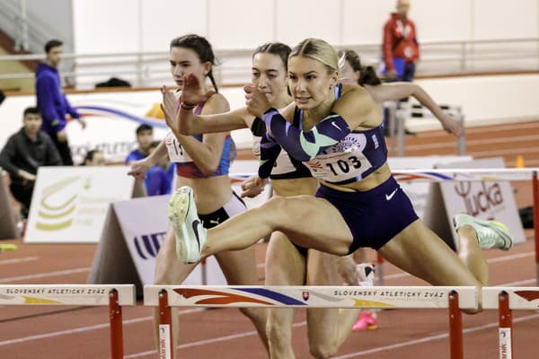 Slovenská prekážkarka Rebecca Slezáková (v strede).