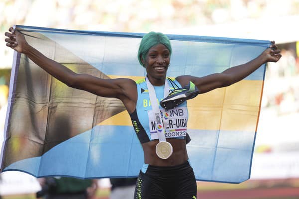 Shaunae Miller-Uibo oslavuje po finále behu na 400m žien na majstrovstvách sveta v atletike.