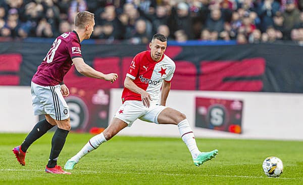 Schranz (vpravo) v súboji so sparťanom Wiesnerom.