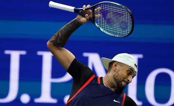 Austrálsky tenista Nick Kyrgios hádže svoju raketu o zem v zápase proti Rusovi Karenovi Chačanovovi.