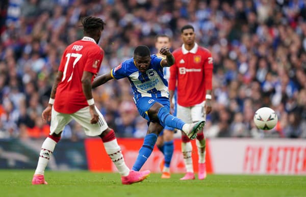 Liverpool sa dohodol na prestupe ekvádorského futbalistu Moisésa Caiceda (v strede) z Brightonu. 