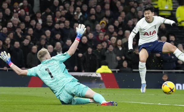 Brankár Arsenalu Aaron Ramsdale a hráč Tottenhamu Son Heung-min