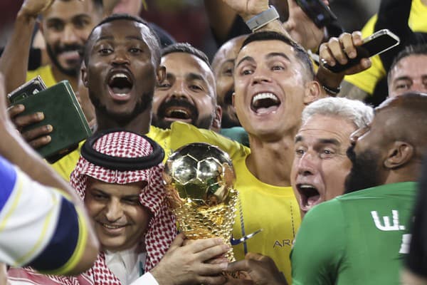 Cristiano Ronaldo oslavuje v drese Al-Nassr prvú trofej.  