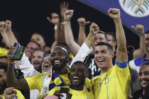 Cristiano Ronaldo oslavuje v drese Al-Nassr prvú trofej.  