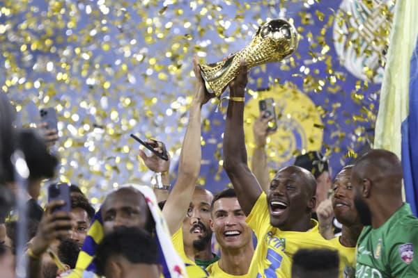 Cristiano Ronaldo oslavuje v drese Al-Nassr prvú trofej.  