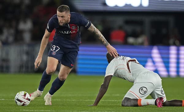 Slovenský hráč PSG Milan Škriniar (vľavo) fauluje Ibrahima Koneho (vpravo) z Lorientu.