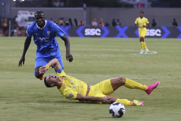  Portugalský útočník arabského tímu Al-Nassr Cristiano Ronaldo leží na ihrisku po zranení vo finálovom stretnutí Arabského pohára.