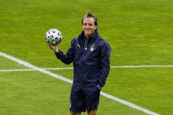 Na archívnej snímke z 5. júla 2021 tréner talianskej futbalovej reprezentácie Roberto Mancini počas tréningu v Londýne.