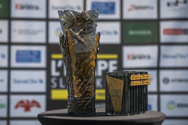 Na snímke trofeje počas tlačovej konferencie k 3. ročníku cyklistických pretekov pre verejnosť L’Etape Slovakia by Tour de France.