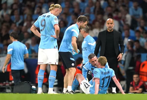 De Bruyne utrpel zranenie hneď na začiatku piatkového zápasu v Premier League.