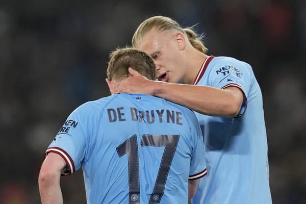 Belgičan Kevin De Bruyne a Erling Haaland. 