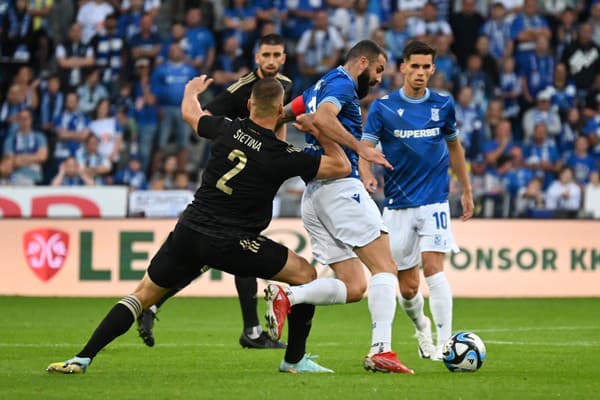 Na snímke vľavo hráč Spartaka Lukáš Štetina a kapitán Lechu Mikael Ishak v zápase 3. predkola Európskej konferenčnej ligy (EKL) vo futbale KSS Lech Poznaň - FC Spartak Trnava v Poznani.