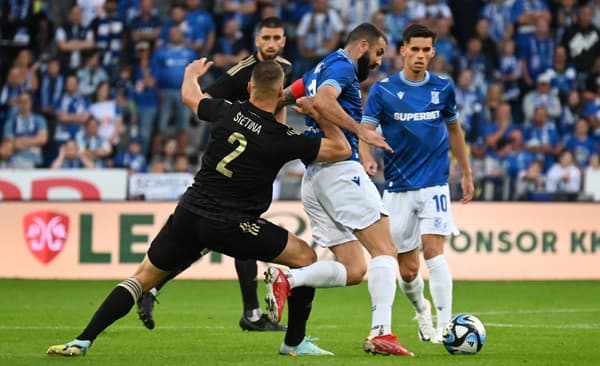 Na snímke vľavo hráč Spartaka Lukáš Štetina a kapitán Lechu Mikael Ishak v zápase 3. predkola Európskej konferenčnej ligy (EKL) vo futbale KSS Lech Poznaň - FC Spartak Trnava v Poznani.