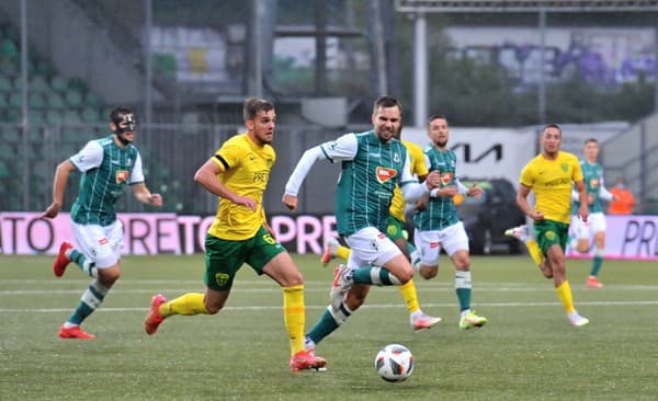 Jakub Považanec (v strede) v pohárovom zápase Jablonec - Žilina.