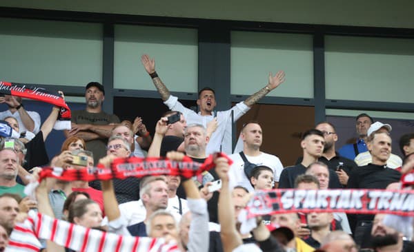 Martin Škrtel ženie Spartak dopredu spolu so zaplneným štadiónom.