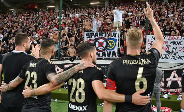 Na snímke radosť hráčov a fanúšikov Spartaka po  odvetnom zápase 3. predkola Európskej konferenčnej ligy (EKL) medzi FC Spartak Trnava - Lech Poznaň .
