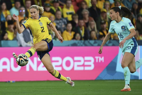 Švédska futbalistka Jonna Anderssonová (vľavo) a austrálska hráčka Jayley Rasová v súboji o loptu.