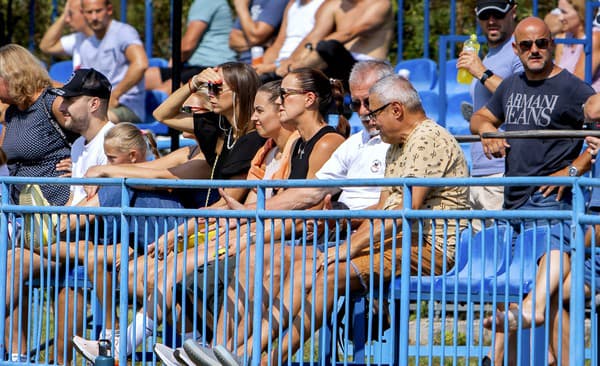 Zápas sledovala aj Marekova manželka Martina (vľavo) a mama Renáta (vpravo).