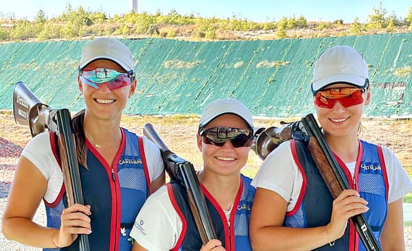 Slovenské skeetarky - zľava Danka Barteková, Vanesa Hocková a Monika Štibravá skončili v tímovej súťaži tretie.