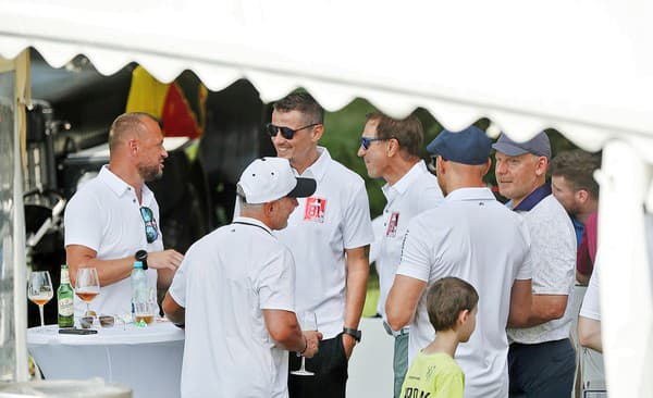 Gáborík (vľavo), Kopecký, Bondra, Alfredsson, Hossa i Višňovský v družnej debate po golfe.