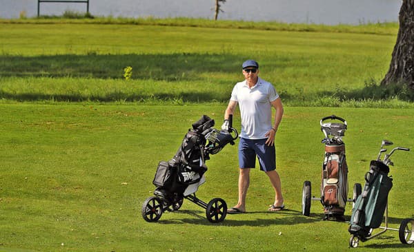 Hossa si na golfe po návale práce s rozlúčkou oddýchol.